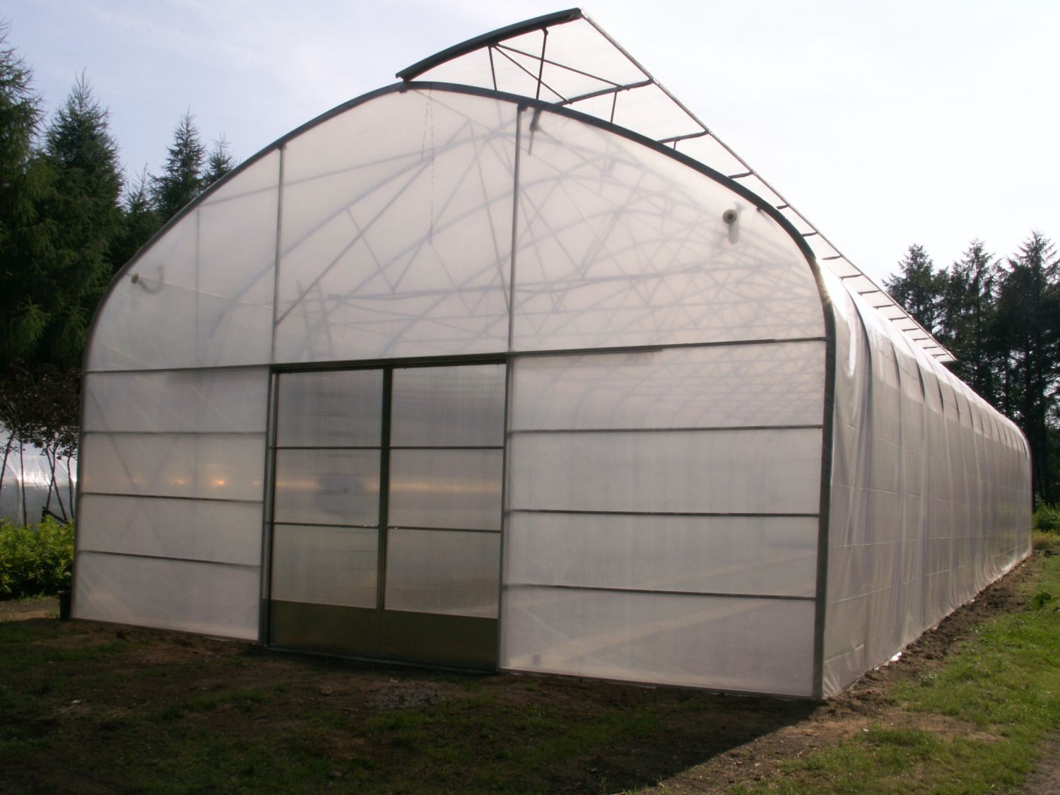 Außenansicht des fertigen Gewächshauses Agro Tunnel